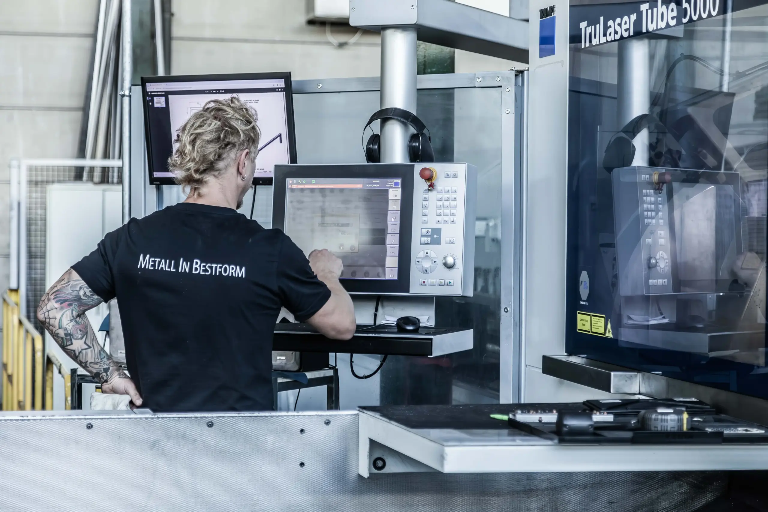 Rohrlaserschneiden Mitarbeiter an der Maschine